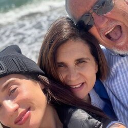 María Pedraza junto a sus padres