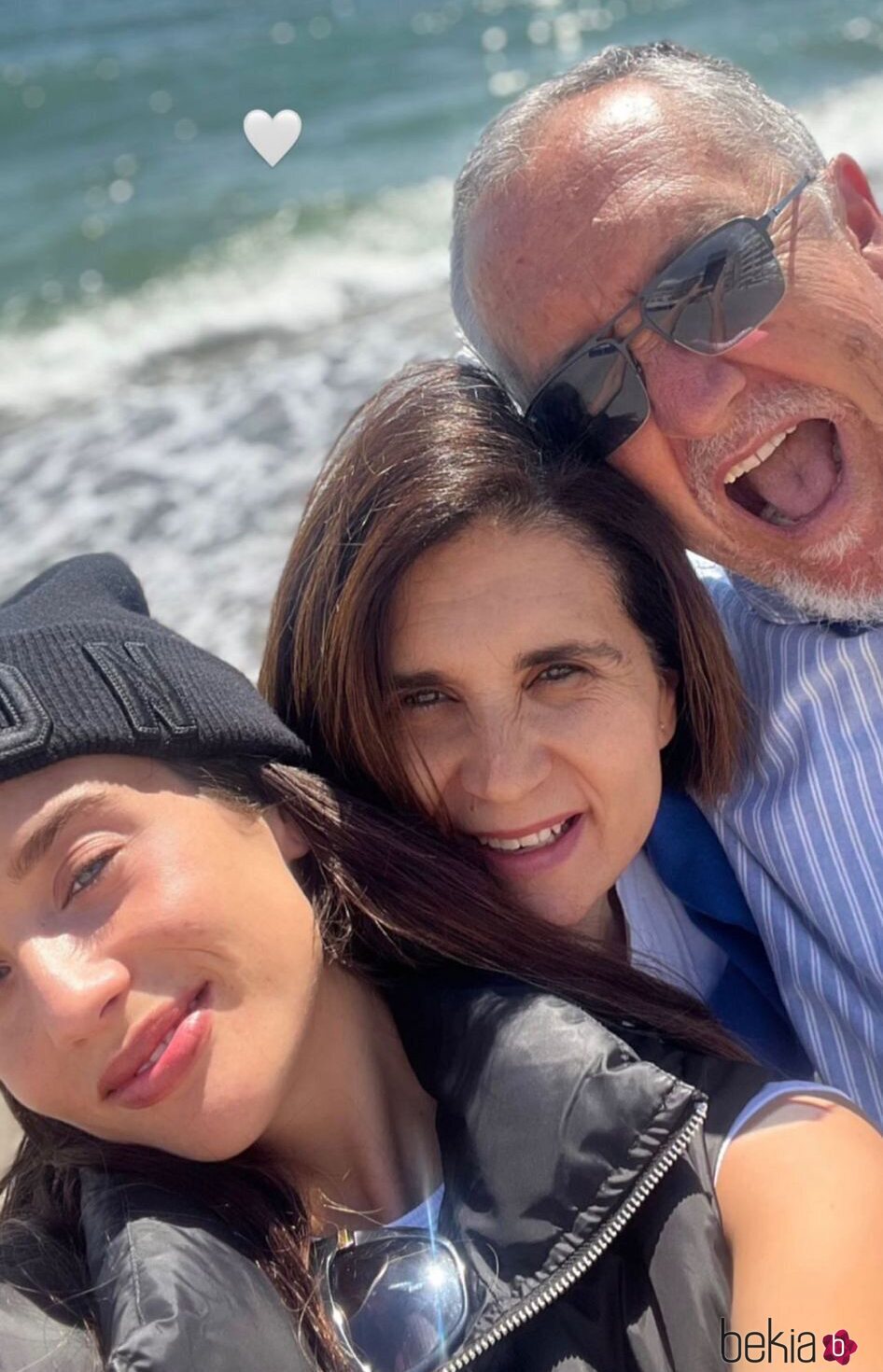 María Pedraza junto a sus padres