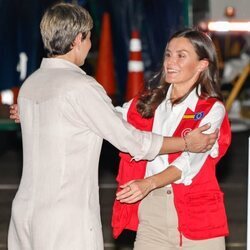 La Reina Letizia saluda a Verónica Alcocer a su llegada a su Viaje de Cooperación a Colombia