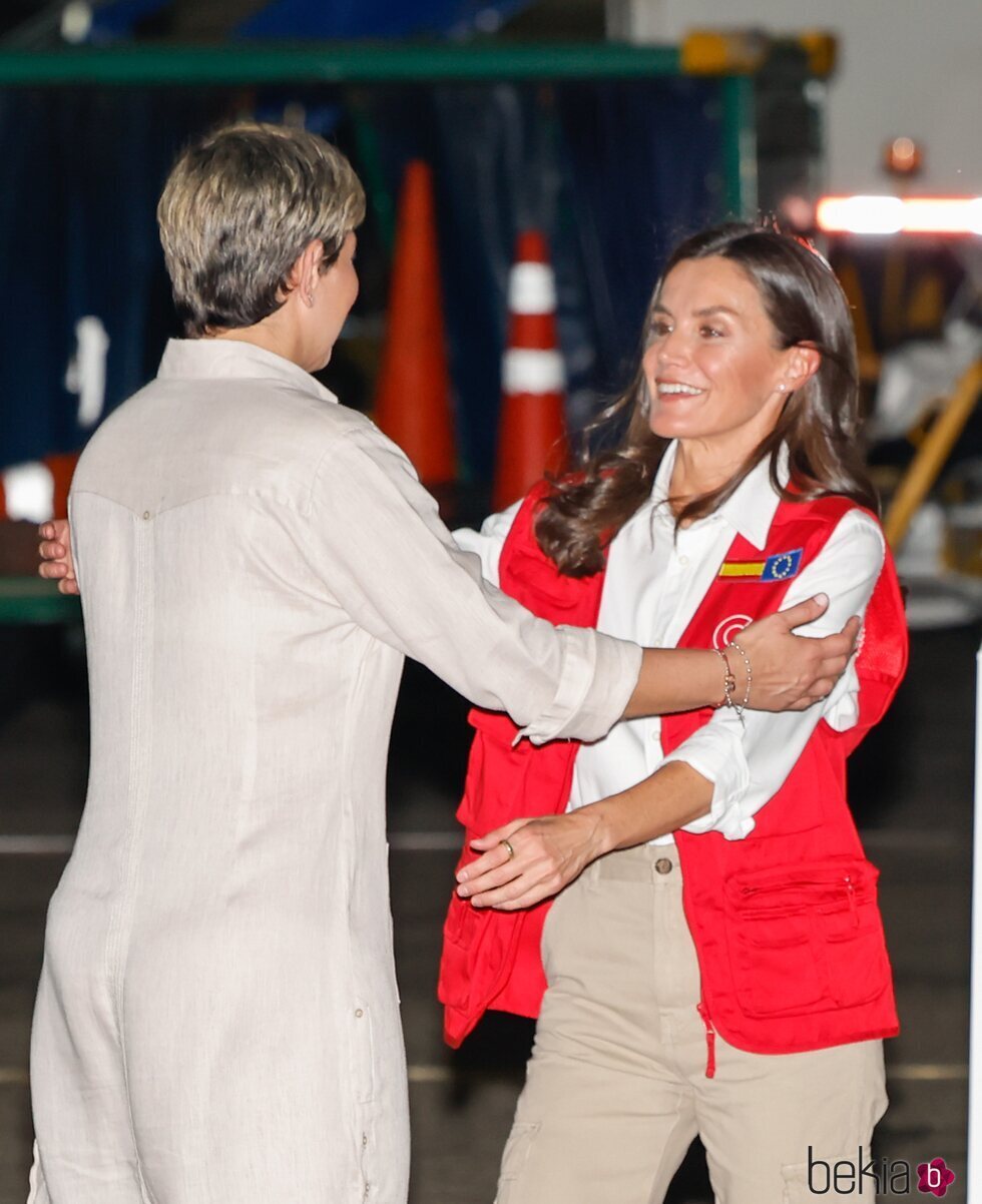 La Reina Letizia saluda a Verónica Alcocer a su llegada a su Viaje de Cooperación a Colombia