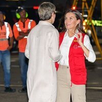 La Reina Letizia con Verónica Alcocer a su llegada a su Viaje de Cooperación a Colombia