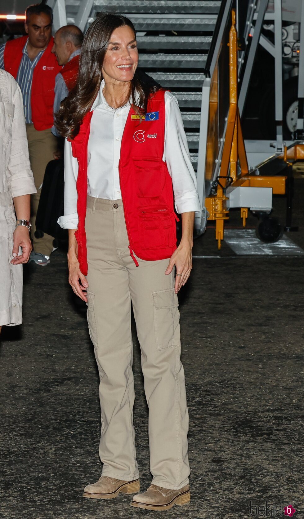 La Reina Letizia con el chaleco rojo de cooperante a su llegada a su Viaje de Cooperación a Colombia