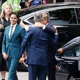 El Rey Felipe VI y Guillermo Alejandro de Holanda se saludan en presencia de Rob Jetten