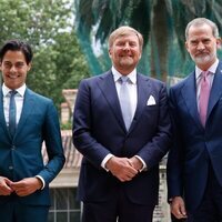 Guillermo Alejandro de Holanda y Felipe VI saludando en el almuerzo por el aniversario de relaciones diplomáticas entre Países Bajos y España