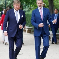 Guillermo Alejandro de Holanda y Felipe VI hablando en el almuerzo por el aniversario de relaciones diplomáticas entre Países Bajos y España