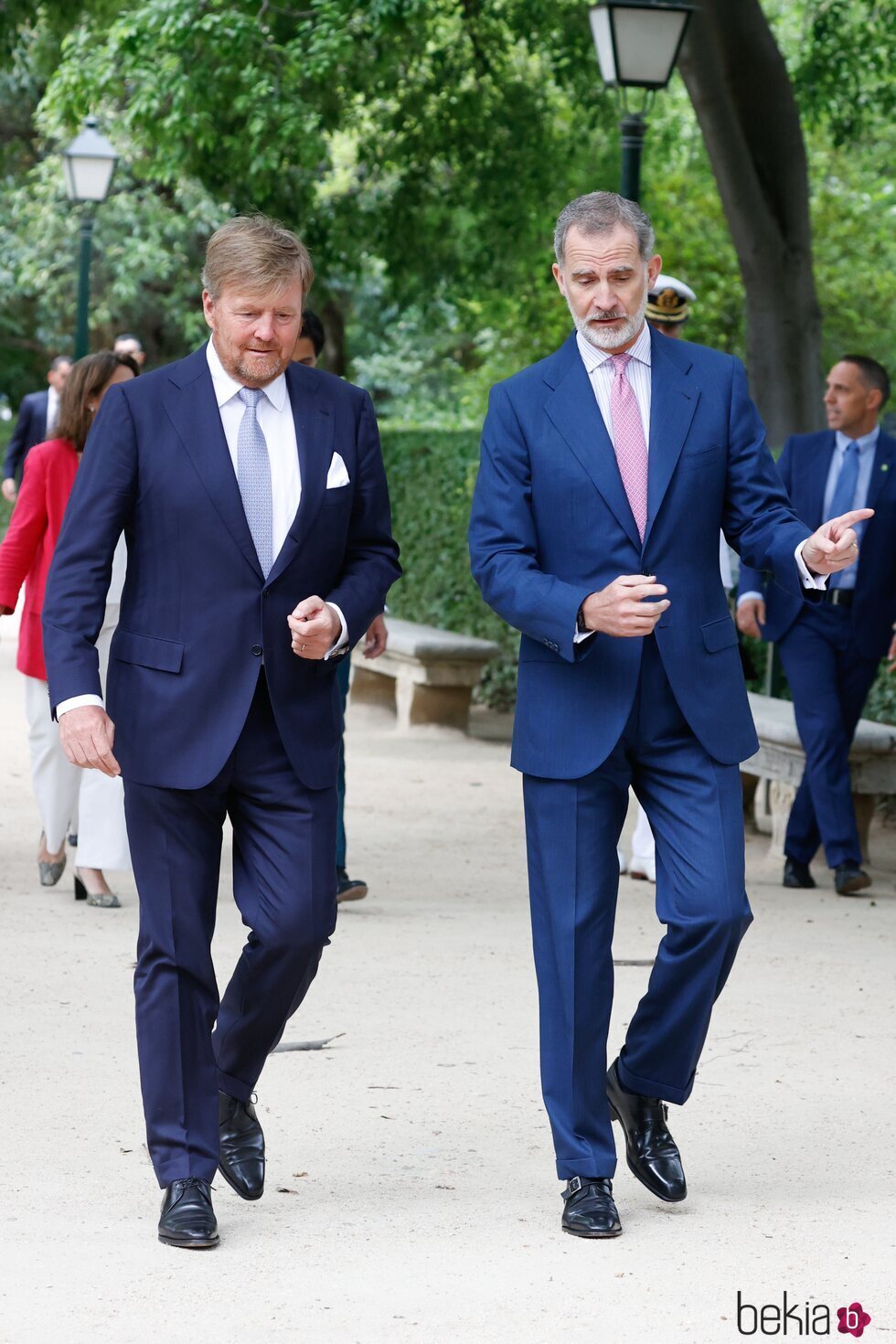 Guillermo Alejandro de Holanda y Felipe VI hablando en el almuerzo por el aniversario de relaciones diplomáticas entre Países Bajos y España