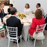 El Rey Felipe VI hablando con Rob Jetten en el almuerzo por el aniversario de relaciones diplomáticas entre Países Bajos y España