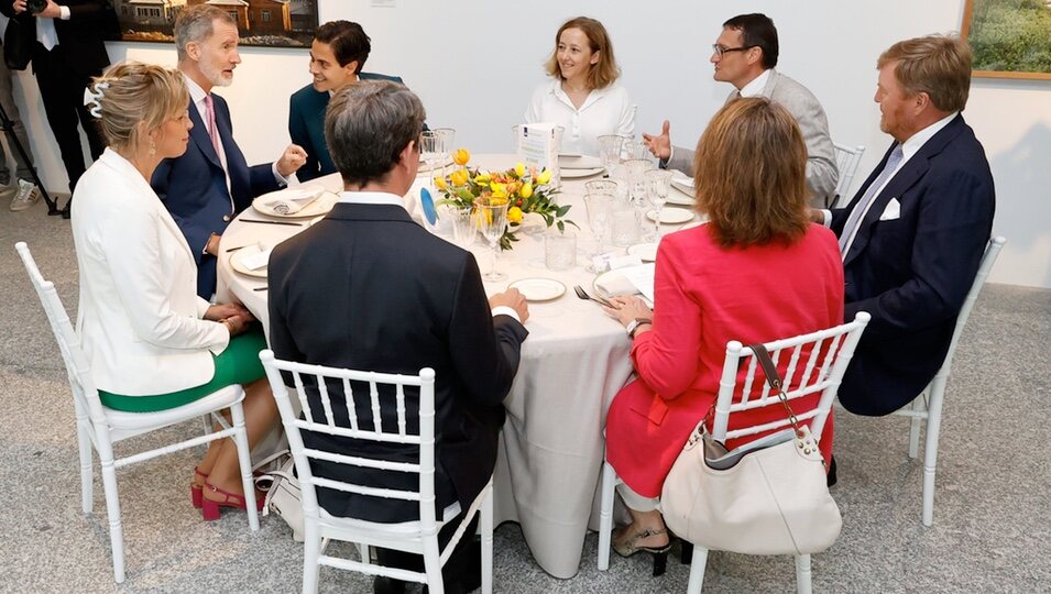 El Rey Felipe VI hablando con Rob Jetten en el almuerzo por el aniversario de relaciones diplomáticas entre Países Bajos y España