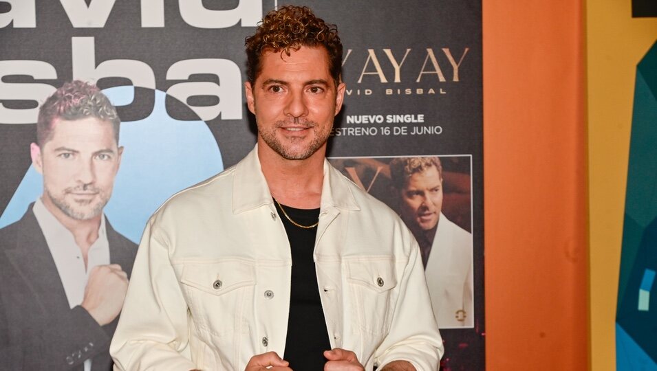 David Bisbal, sonriente en la presentación de su gira 'Me siento vivo'