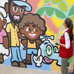 La Reina Letizia mirando un mural en el barrio de Villahermosa de Cartagena de Indias en su Viaje de Cooperación a Colombia