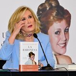 Nieves Herrero con lágrimas en los ojos en la presentación de su libro 'La Baronesa'