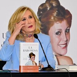 Nieves Herrero con lágrimas en los ojos en la presentación de su libro 'La Baronesa'