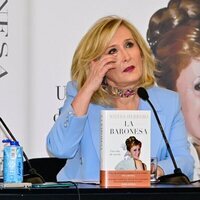 Nieves Herrero con lágrimas en los ojos en la presentación de su libro 'La Baronesa'