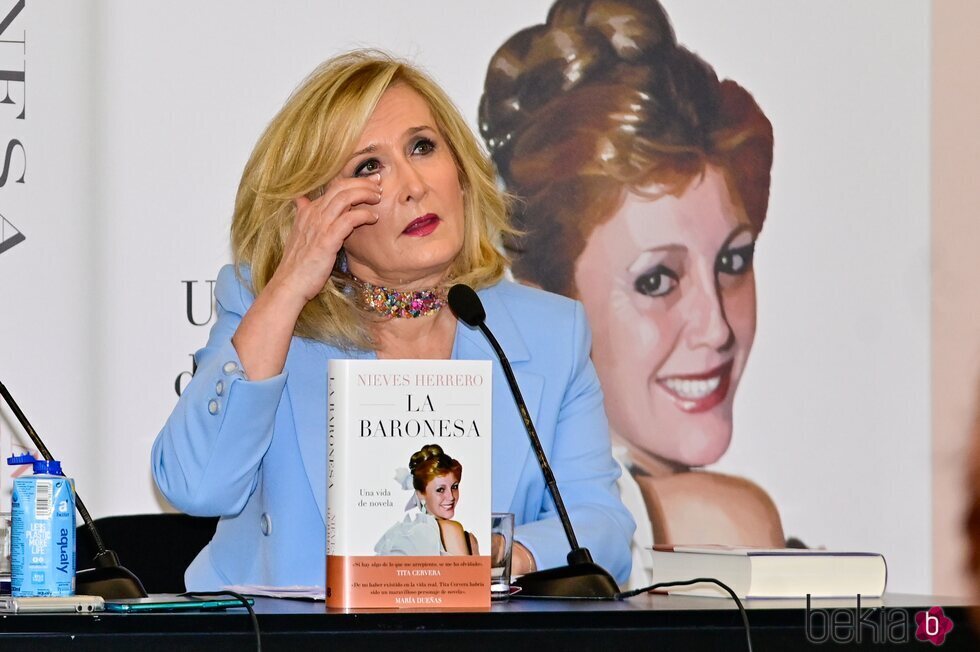 Nieves Herrero con lágrimas en los ojos en la presentación de su libro 'La Baronesa'