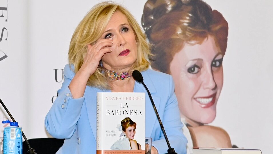 Nieves Herrero con lágrimas en los ojos en la presentación de su libro 'La Baronesa'