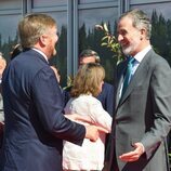 El Rey Felipe VI y Guillermo Alejandro de Holanda bromeando en Algeciras