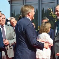 El Rey Felipe VI y Guillermo Alejandro de Holanda bromeando en Algeciras