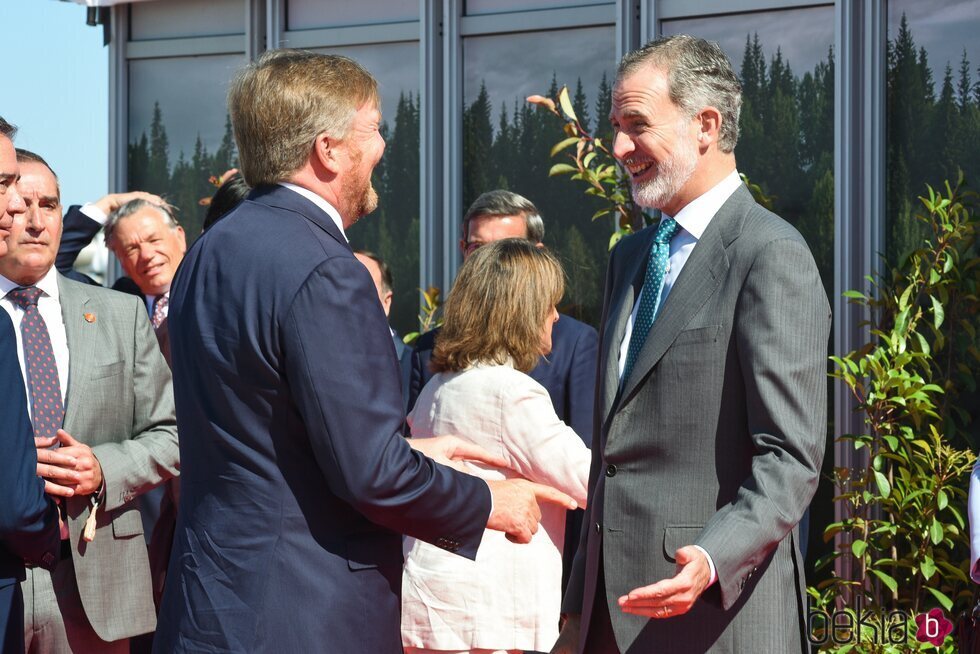 El Rey Felipe VI y Guillermo Alejandro de Holanda bromeando en Algeciras