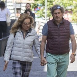 Belén Rodríguez y Álvaro, su novio, paseando por Madrid