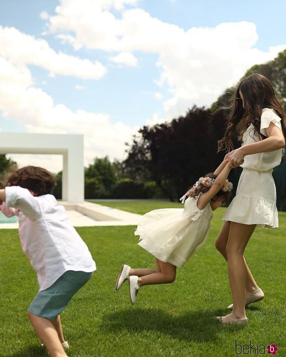 Ella y Matteo Bisbal jugando con su hermana Bianca en su bautizo