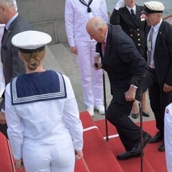 Harald de Noruega subiendo las escaleras con muletas en su visita oficial a Dinamarca