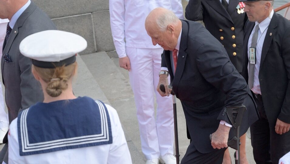 Harald de Noruega subiendo las escaleras con muletas en su visita oficial a Dinamarca