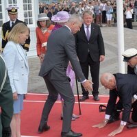 Harald de Noruega en el suelo tras caerse en su visita oficial a Dinamarca