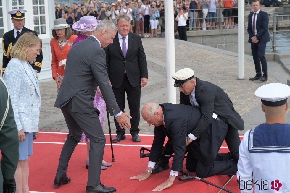 Harald de Noruega en el suelo tras caerse en su visita oficial a Dinamarca