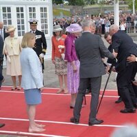 Harald de Noruega, ayudado a levantarse tras caerse en su visita oficial a Dinamarca