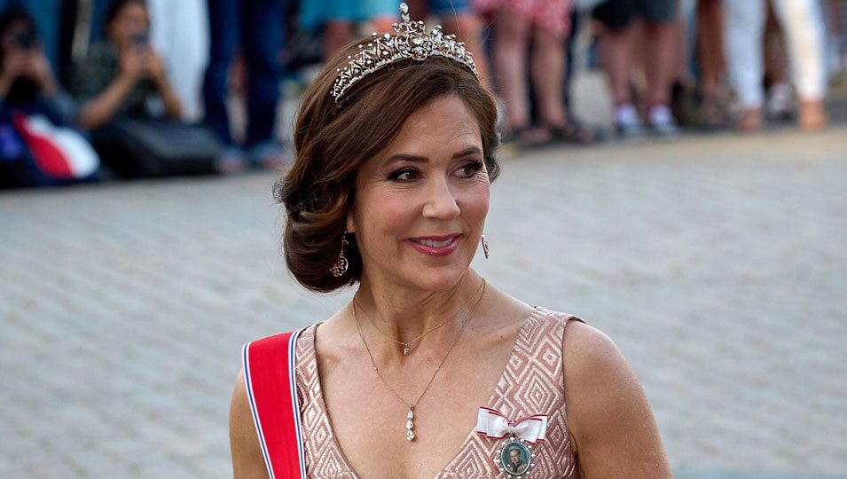 Mary de Dinamarca con su tiara personal en la cena a los Reyes de Noruega en Amalienborg