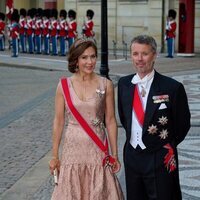 Federico y Mary de Dinamarca en la cena a los Reyes de Noruega en Amalienborg