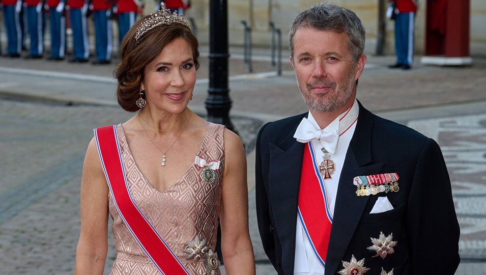 Federico y Mary de Dinamarca en la cena a los Reyes de Noruega en Amalienborg