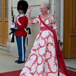 Margarita de Dinamarca con la tiara Orange-Nassau en la cena a los Reyes de Noruega en Amalienborg