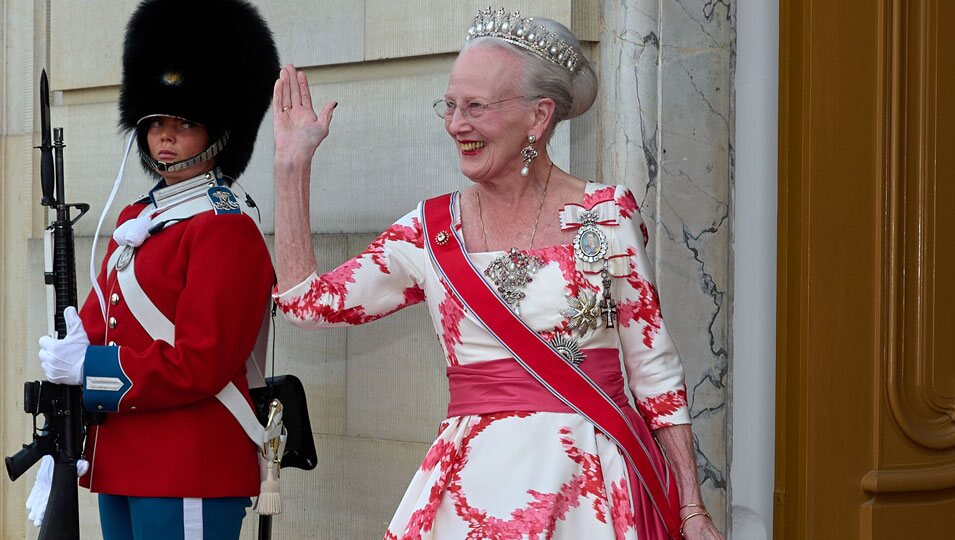 Margarita de Dinamarca con la tiara Orange-Nassau en la cena a los Reyes de Noruega en Amalienborg