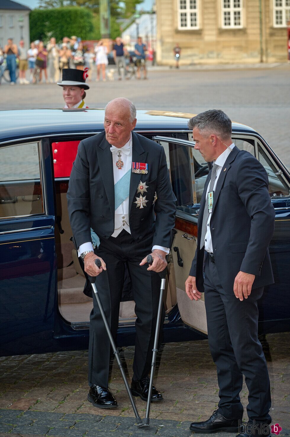 Harald de Noruega con muletas en la cena en su honor en Amalienborg