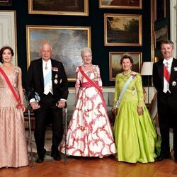 Margarita de Dinamarca y Federico y Mary de Dinamarca con Harald y Sonia de Noruega en una cena en Amalienborg