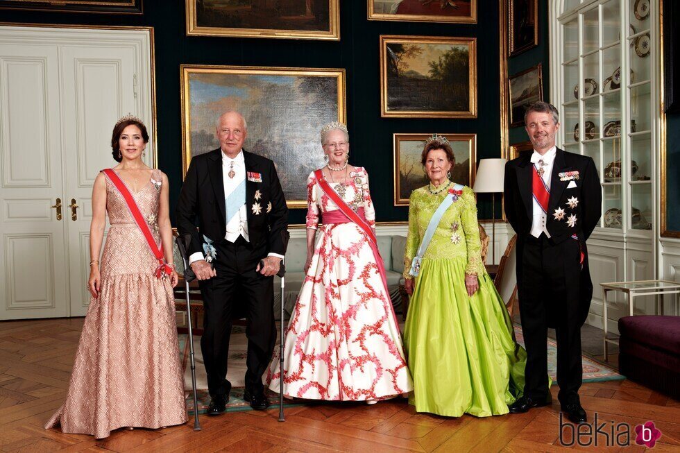 Margarita de Dinamarca y Federico y Mary de Dinamarca con Harald y Sonia de Noruega en una cena en Amalienborg