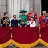 La Princesa Ana, Kate Middleton, el Príncipe Guillermo y sus hijos George, Louis y Charlotte, los Reyes Carlos y Camilla y los Duques de Edimburgo en el Tr