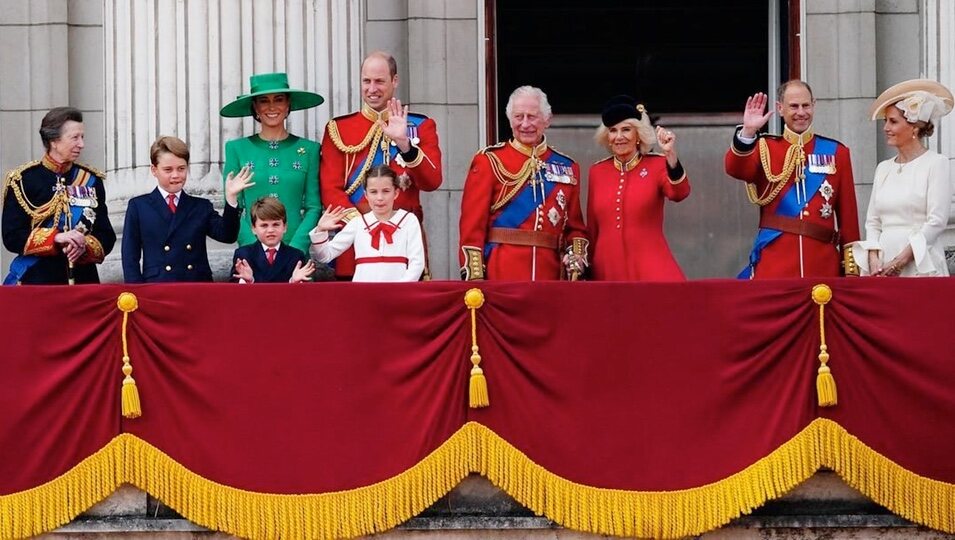 La Princesa Ana, Kate Middleton, el Príncipe Guillermo y sus hijos George, Louis y Charlotte, los Reyes Carlos y Camilla y los Duques de Edimburgo en el Tr