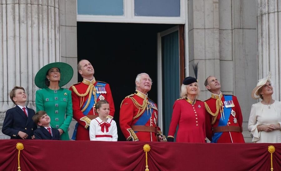 Kate Middleton, el Príncipe Guillermo y sus hijos George, Louis y Charlotte, los Reyes Carlos y Camilla y los Duques de Edimburgo en el Tr