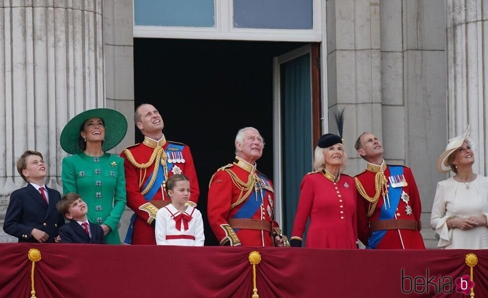 Kate Middleton, el Príncipe Guillermo y sus hijos George, Louis y Charlotte, los Reyes Carlos y Camilla y los Duques de Edimburgo en el Tr