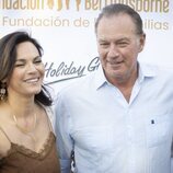 Fabiola Martínez y Bertín Osborne posando juntos en el tardeo solidario de la Fundación Bertín Osborne