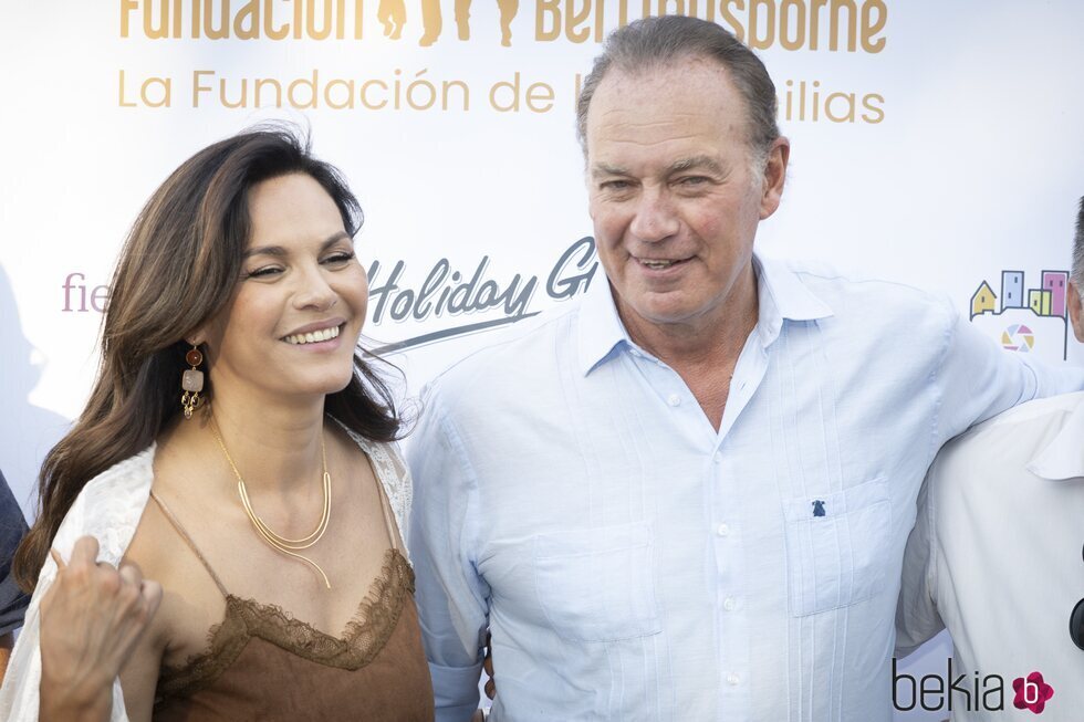 Fabiola Martínez y Bertín Osborne posando juntos en el tardeo solidario de la Fundación Bertín Osborne