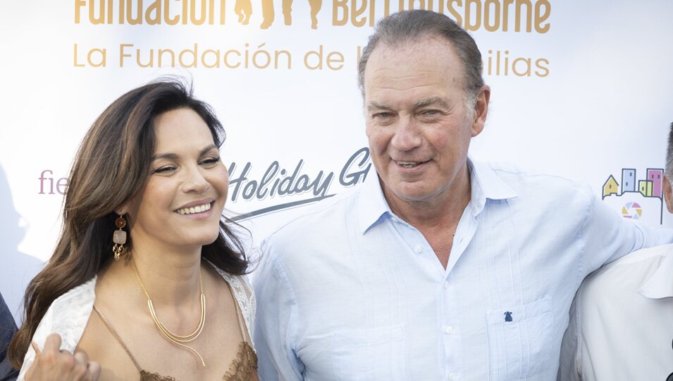 Fabiola Martínez y Bertín Osborne posando juntos en el tardeo solidario de la Fundación Bertín Osborne