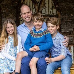 El Príncipe Guillermo y sus hijos George, Charlotte y Louis en un posado por el Día del Padre