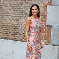 La Reina Letizia con un vestido de flores en las Escuelas Taller y Talleres de Empleo de Patrimonio Nacional