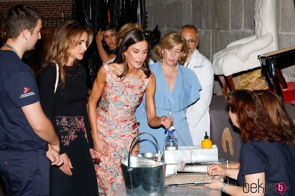 Rania de Jordania y la Reina Letizia en las Escuelas Taller de Patrimonio Nacional