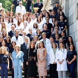 La Reina Letiza y Rania de Jordania en una foto de familia tras su visita a las Escuelas Taller de Patrimonio Nacional