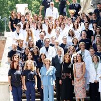 La Reina Letiza y Rania de Jordania en una foto de familia tras su visita a las Escuelas Taller de Patrimonio Nacional