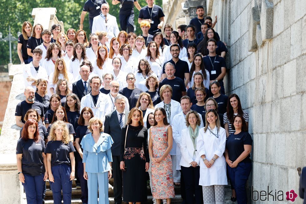 La Reina Letiza y Rania de Jordania en una foto de familia tras su visita a las Escuelas Taller de Patrimonio Nacional